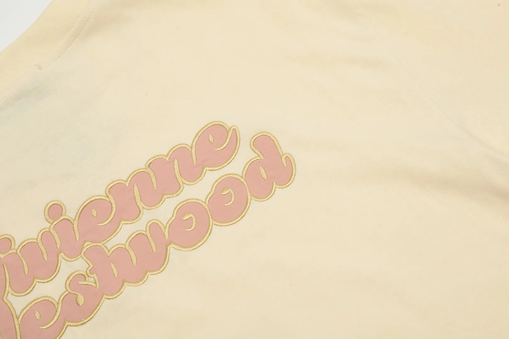 vivienne west wood Vivienne West Wood Three-dimensional patch embroidery short sleeves of Saturn Heavy Industry Heavy Industry Thousand-needle patch embroidery with cartoon logo on the back The hollow West Queen Mother logo on the front The combination of apricot and pink is very beautiful. The style with closed eyes. The full range of correct accessories. Every detail is completely restored and can be filled directly. Size: XS-L Color: Apricot